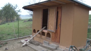 Posteľ, kurník, či povala? Pozrite sa na bizarné skrýše zločincov