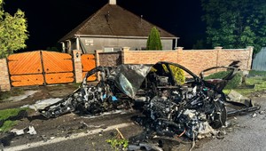 Tragická nehoda: Auto po náraze zlomilo na polovicu a zhorelo
