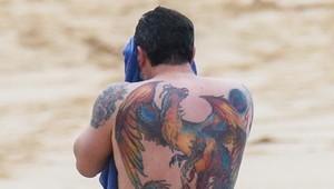 Ktorému slávnemu hercovi patrí potetovaný chrbát?