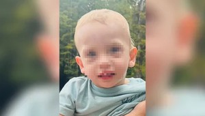 Na tiesňovú linku prišiel záhadný hovor. V dome potom našli mŕtve batoľa aj jeho starých rodičov