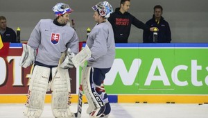 Hudáček s novou maskou, v tme na nej žiari štátny znak