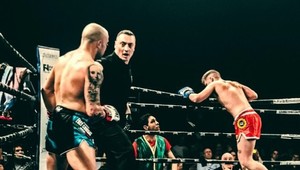 Kickboxer naskočeným kolenom súpera takmer pripravil o oko