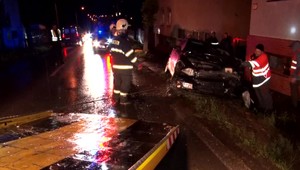 Po šmyku skončilo auto v strome. Prudký náraz bol počuť aj v okolitých domoch