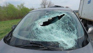 Po dopravnej nehode pri Prievidzi museli hospitalizovať ženu, kus dreva prerazil čelné sklo