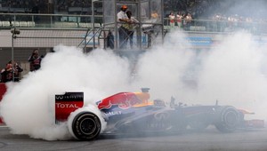 F1: Šéf tímu Red Bull sa zastal oslavujúceho Vettela (26)