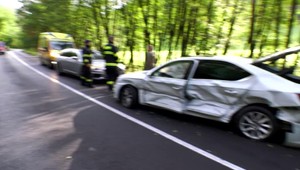 Vodič nezvládol jazdu a v zákrute vyletel do protismeru. V oprotiidúcom aute sedela 22-ročná žena