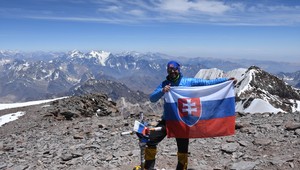 Náš horolezec, ktorého vysekávali z trhliny v ľadovci, sa prebral. Ozval sa cez sociálnu sieť