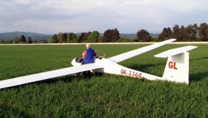 Pilot (70) vetroňa sa chcel vyhnúť búrke, skončil na poli