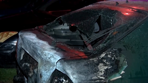 Zábavná pyrotechnika spôsobila požiar troch áut na parkovisku