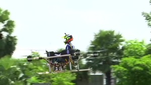 Partiu študentov už nebavili nekonečné kolóny. Za tri roky vyvinuli dron, ktorý má slúžiť ako taxík