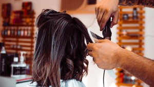 Chystáte sa ku kaderníčke? Stavte na TOP účes roka 2024, vyzerá skvelo a ľahko sa upravuje