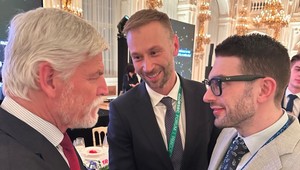 Internet zaplavilo falošné video, kde Petr Pavel bozkáva ruku Sorosovi. Pravdu odhalil detail