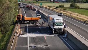 Na diaľnici D1 vrazil kamión do cestárskeho auta. Vodič môže hovoriť  zázraku