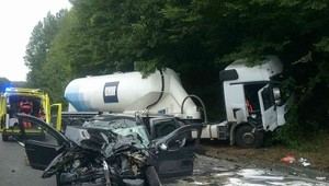 Vážna nehoda pri Bystrici. Po zrážke cisterny s osobným autom museli uzavrieť cestu