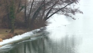 Chlapec (11) sa prepadol pod ľad. Okoloidúci vojak mu bez váhania bežal na pomoc