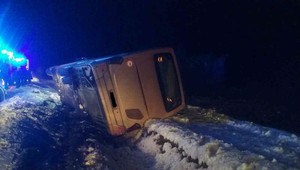 Autobus havaroval na klzkej ceste. Zranili sa tri osoby