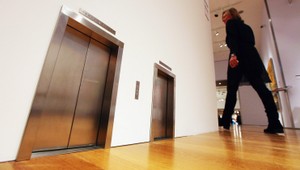 Dieťaťu sa zasekli nohy vo výťahovej šachte. Na pomoc museli prísť hasiči