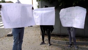 Utečenci u nás byť nechcú. S transparentmi pred záchytným táborom požadovali slobodu