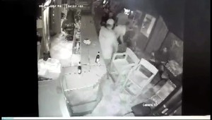 VIDEO:  Bitka v humenskom bare, čašníčka skončila v nemocnici