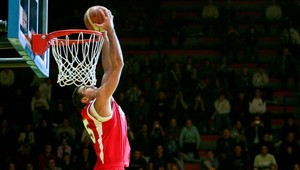 Diera v koši basketbalistov...