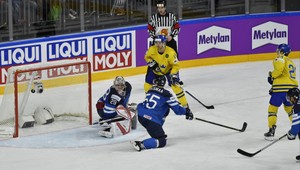 Švédi nedali šancu Fínom, vo finále sa stretnú s Kanadou