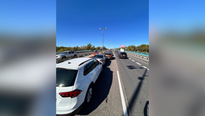 Reťazová zrážka šiestich áut na moste Lanfranconi v Bratislave, doprava je obmedzená