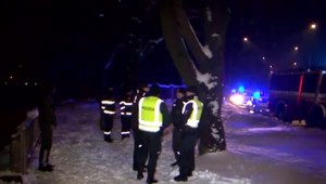 Muž sedel na ceste. Šofér auta ho nevidel