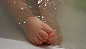 Šokujúci hit medzi mamičkami: Okúpali by ste svoje dieťa v tomto?