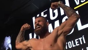 Zápasník Vémola aj s rodinou bojujú s koronavírusom: Vysoké horúčky má aj jeho 8-mesačná dcéra