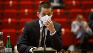 Kto mu toto splní? Dočasný policajný prezident Hamran by pod stromčekom rád našiel špeciálny darček