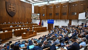 Poslanci schválili balík opatrení lex atentát. Doživotná renta, aj právo na bývanie