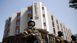 V Mali sa začal trojdňový smútok za obete piatkového atentátu v hoteli