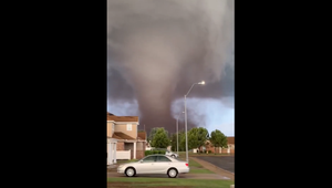 Tornádo v Oklahome zrovnávalo budovy so zemou, obyvatelia hlásia zranenia