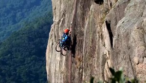 Mladík ukazuje, že nič nie je nemožné. Zlieza skaly na vozíku