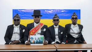 Známa tancujúca skupina s rakvou z Ghany daruje Ukrajine štvrť milióna dolárov