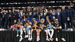 Basketbalisti Golden State Warriors zasadli na trón NBA