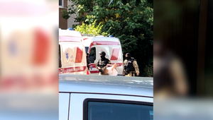 Rukojemnícka dráma v Novom Meste nad Váhom: 36-ročný muž sa zabarikádoval v byte s rodičmi. Nožom bodol policajta