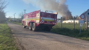 Obrovský požiar pri Leviciach: Horela hala s rôznym odpadom, zasahovali desiatky hasičov
