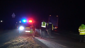 Zázrak na ceste: Muž bez reflexných prvkov prežil zrážku s kamiónom