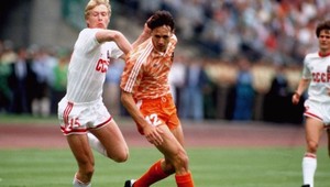 Legenda van Basten má 50! Spomínate si na jeho najpamätnejší gól?