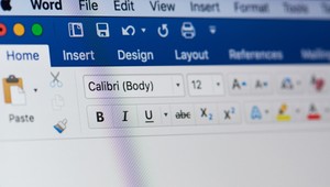 Microsoft sa odvďačil africkému učiteľovi, ktorý kreslil Word kriedou na tabuľu