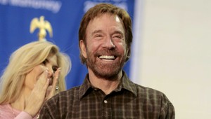 Chuck Norris zachraňuje Ameriku. Kritizuje Obamu