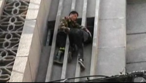 Prichytený pri čine! Zasekol sa vo vetracej šachte