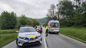 Čelná zrážka pri Humennom: Štyria zranení, zasahoval aj vrtuľník