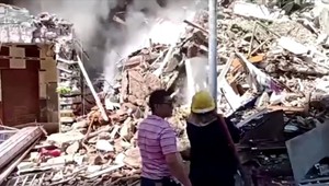 Zrútila sa 13-poschodová obytná budova. Na prízemí bol supermarket