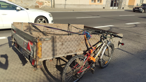 Vodič šokoval policajtov: Namiesto kolesa pripevnil na vozík bicykel