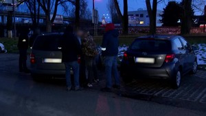 V aute s dvomi deťmi prevážali muž a žena drogy, policajti zadržali jednu osobu