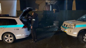 Muža najskôr vyhodili z vlaku, potom sa vlámal do reštaurácie. Polícia použila varovné výstrely