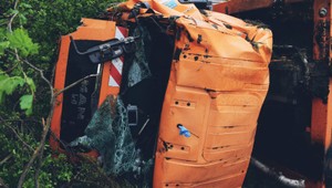 Smetiarske auto skončilo v priekope. Zranili sa traja ľudia