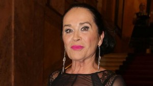 Bojí sa? Gregorovú strážili traja urastení muži